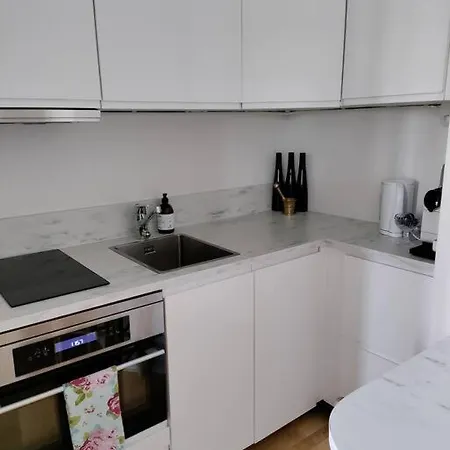 Top-floor Studio, Near Park & Sea, Great Transit Huoneisto