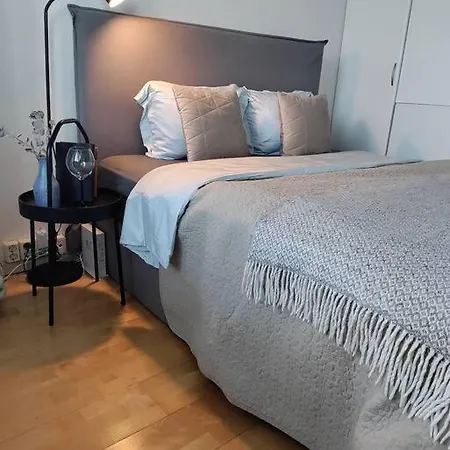 Top-floor Studio, Near Park & Sea, Great Transit *