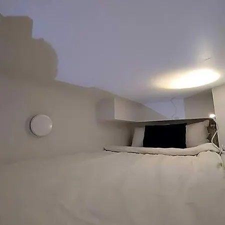 Top-floor Studio, Near Park & Sea, Great Transit *