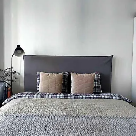 Top-floor Studio, Near Park & Sea, Great Transit *