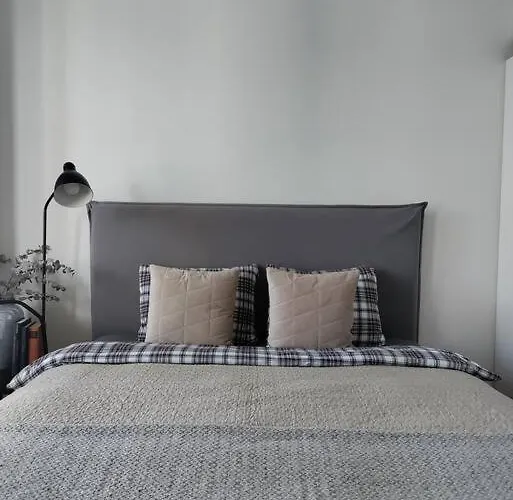 Top-floor Studio, Near Park & Sea, Great Transit Apartment