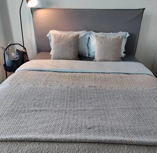 Top-floor Studio, Near Park & Sea, Great Transit Apartment *