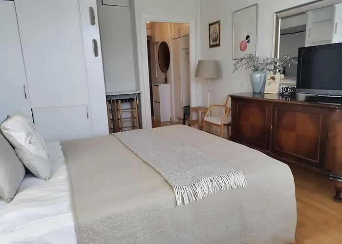 Apartment Top-floor Studio, Near Park & Sea, Great Transit *