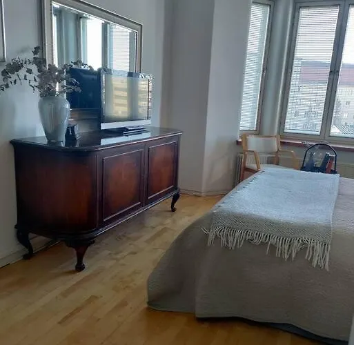 Top-floor Studio, Near Park & Sea, Great Transit Apartment *
